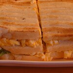 珈琲所コメダ珈琲店 - ４つ切りは十文字にカットされます