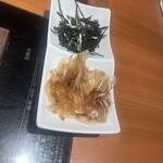 山 ワンランク上の世界の山ちゃん - 山芋とろろ陶板1210円に付属の針のりと鰹節