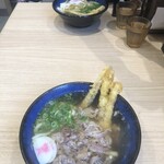 資さんうどん 明石二見店 - 肉ごぼ天うどん(手前)とごぼ天うどん(奥)