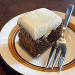 negombo33 - キャロットケーキ、ドライフルーツが入って複雑な味、大人の味わい