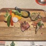 和くら - 前菜。鮎の内臓のバーニャカウダ等の盛り合わせ。