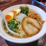 飛翔 - 濃厚鶏白湯醤油らーめん+味玉（豚チャーシュー）