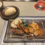 和くら - 海老の身はプリップリで、頭の味噌は濃厚でタップリ詰まっていました。ソースはアメリケーヌソース。