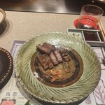 和くら - メインのお肉とガーリックチップ。