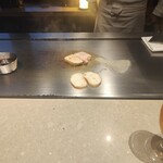 和くら - フォアグラを焼いています。