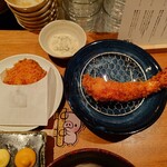 とんかつ じゅんちゃん - 塩コロッケ(左)と大海老フライ(右)