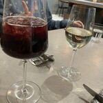 CUCINA CONTENTO - 手前がキティ、奥は白ワイン