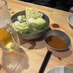 串若 - 付け出しのキャベツ！味噌が美味くて、これだけでビールが進む！