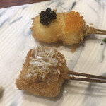 串揚げ キュイジーヌ･ド・オオサカ･リョウ - 甘鯛鱗揚げ、うずら（キャビアとオレンジキャビアのせ）