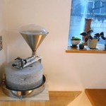 いんなーと みやびの - カウンターのはしに挽き臼