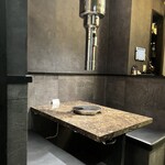 #ヒロキヤ新宿 - 4人席、荷物は椅子の下へ