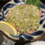 もつ千 - タン刺し！こちらも低温調理を感じさせない「生の美味さ」！ネギで、肉が見えないことがデメリットか？！