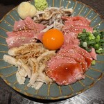 もつ千 人形町店 - モツ刺し盛り！卵の黄身も相まって、華やか！ビジュアルの良さはもとより、低温調理で安心の美味さ！