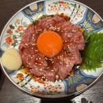 もつ千 人形町店 - 馬刺し！さっぱりと濃厚が共存する美味さ！しかもこのクオリティと量でこの価格は嬉しいどころか、感動！