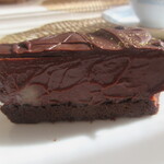 富澤商店 - これもレンズが一部分曇っています。光との関係で変に写っています。生チョコ部分はきちっと乳化しています。黄色く見える部分はバターの塊ではありません。レンズに原因があります。