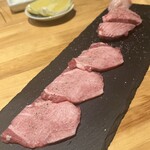 焼肉ホルモン髙木 - 黒タン盛り合わせ