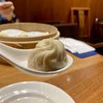 Din Tai Fung - 料理写真:小籠包に近づいて