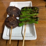 炭火やき 鶏煌 - しいたけ（180円）とししとう（120円）の野菜焼きで体を労わります。