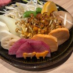 近江牛専門店 近江かど萬 - 約11種類の焼き野菜も美味しい(^O^)。茶えのきはシャキシャキで良い風味