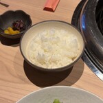 近江牛専門店 近江かど萬 - ツヤツヤな近江米。おかわり自由です。