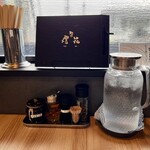 麺や燈花 - テーブル席に備え付けのもの。