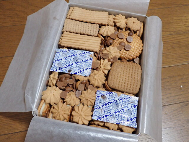 11か月待って届いたクッキー缶』by にゃんこ先生は魚が好き : 村上開