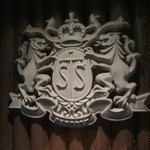 山小舎 - 入口のドアのエンブレム