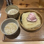 あいだや - つけめん冷盛り300g つけ汁2種（豚骨魚介+にんにく醤油） ¥1,350-
