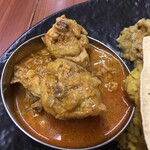 LAILY - 骨付きチキンがカトリ狭しと入ったチキンカレー