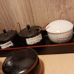 とんかつ 和栗 - 3種類の塩。