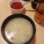 とんかつ 和栗 - たっぷりの福神漬けと大根たっぷり豚汁。