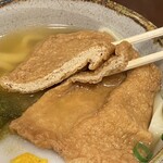 花坊 - きつねうどんの厚いお揚げと薄いお揚げ（2人で一つづつ頼んで交換した）