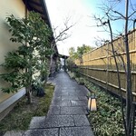 梅の花 - 玄関までの通路