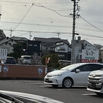 梅の花 - 店舗横の駐車場　道を一本挟んで奥に見えるのが第2駐車場