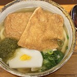 花坊 - きつねうどん（厚いお揚げと薄いお揚げが選べて、2人で一つづつ頼んで交換した後）