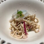 南青山エッセンス - スターターは、豆腐の細切りとお魚。