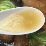 空港食堂 - 早速スープをお口にイン！カツオ出汁がばっちり効いていて塩分も強め。