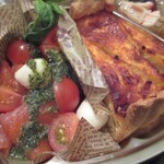 ジュイップ - 栗とベーコンのキッシュ、スモークサーモンのカプレーゼ仕立て