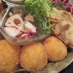 ジュイップ - エビとホーレン草のアメリケーヌソース、タコと蓮根のスパイスサラダ、ズワイガニと曲がりねぎのコロッケ