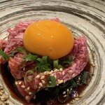 炭火焼肉 肉刺し にく式 - 牛霜降りユッケ