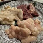 炭火焼肉 肉刺し にく式 - ホルモンミックス