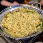 もつ鍋と焼きとんのお店 きじま屋 - 麺を投入！