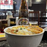 中華料理 末広 - 深さのある丼で供される上かつ丼。なお、(上)と(普通)の違いはカツの量だそう
