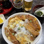 中華料理 末広 - かつ丼には沢庵とスープが付く