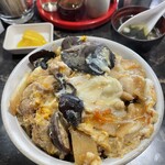 中華料理 末広 - 親子丼には沢庵とスープが付く