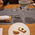 青山ブションアミュゼ - 前菜、下に敷いてあるかりっとした食感と上の素材とのバランスよくて絶妙