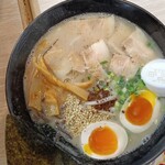 らーめん 鉢ノ葦葉 - 特製ら一麺（塩）細/角/ストレートの自家製麺。ツルリとした食感でのど越しが良い。ス一プとも絡んで相性バツグン。