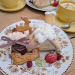 喫茶 tameiki - 写真追加：別の日の限定メニュー✨️Snowy town white christmas cake plate(おみやげ付き)3,400円✨️いちごとヨーグルトムースのお家、中にブリュレ♡チョコタルト♪