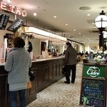 Bistro LYON - カフェ・ド・メトロでチケットを買います。