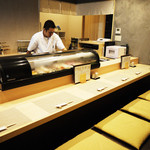Washoku Yokota - カウンターは7席ございます。気さくな店主と会話を楽しみながらごゆっくり日本料理をお楽しみください。